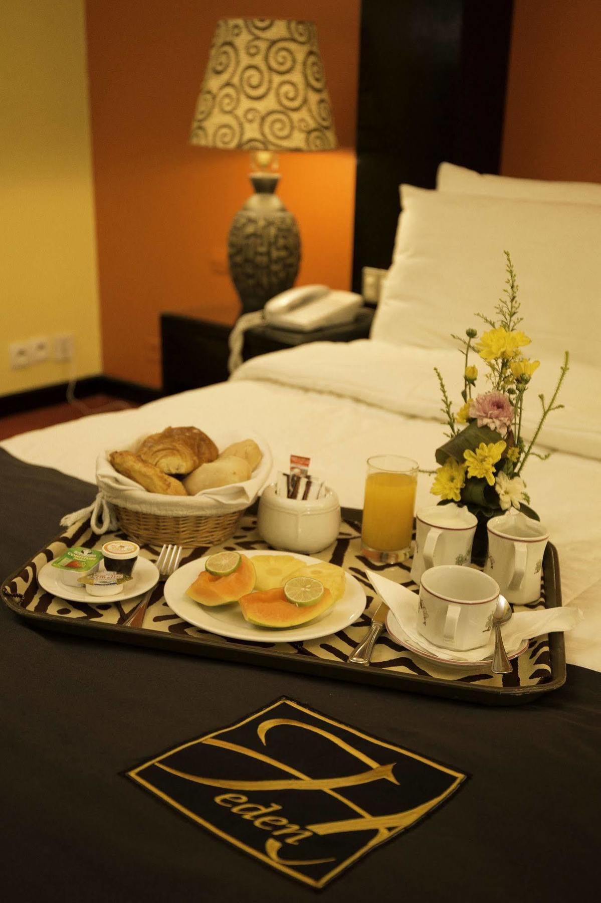 Heden Golf Hotel Abidjan Bagian luar foto